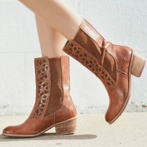 NEW Roan by Bed Stu Malaysia tan leather tan laser cut boots 8.5